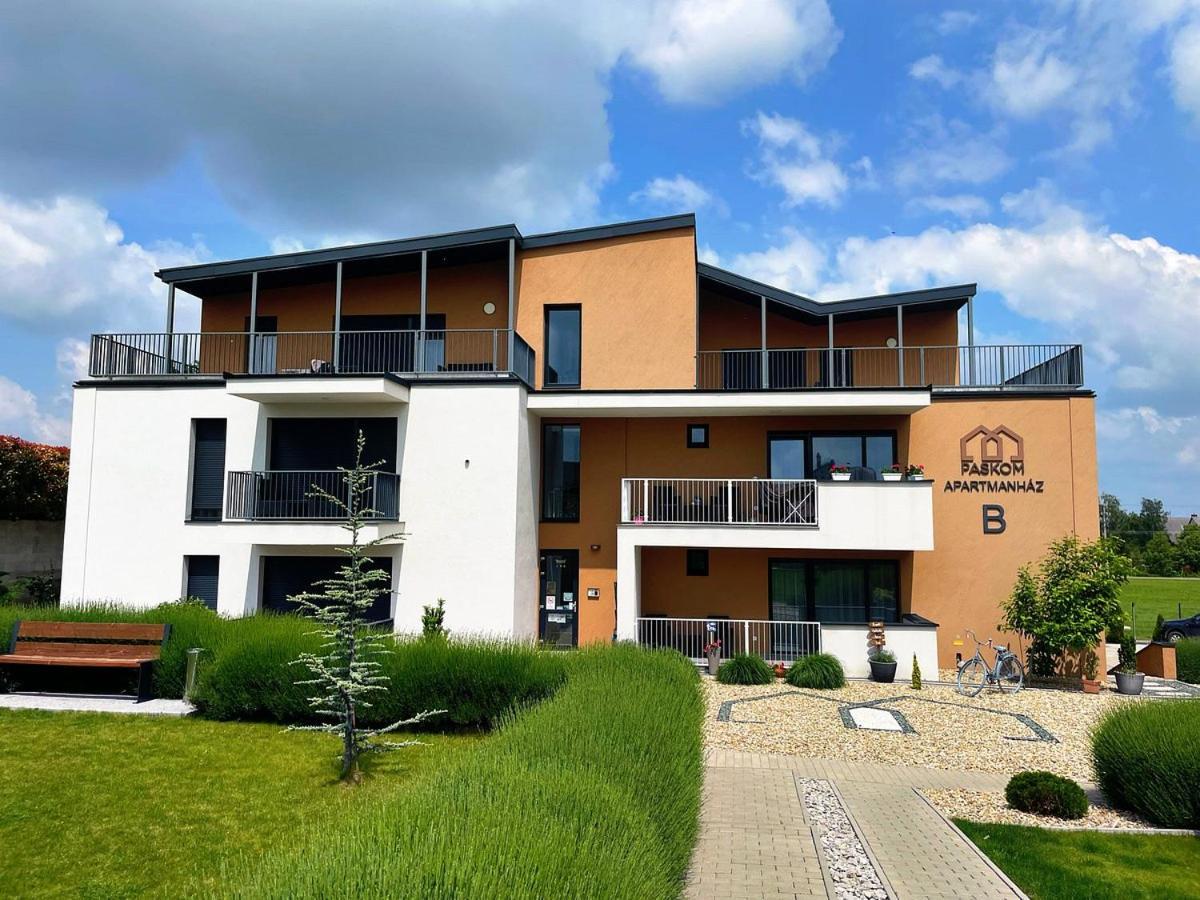 Paskom Apartmanhaz Nyergesujfalu Zewnętrze zdjęcie
